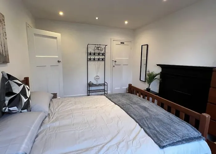 3 Bed Luxury House, 10 Min Walk To Underground