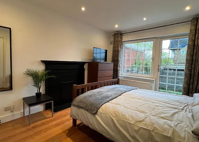 3 Bed Luxury House, 10 Min Walk To Underground