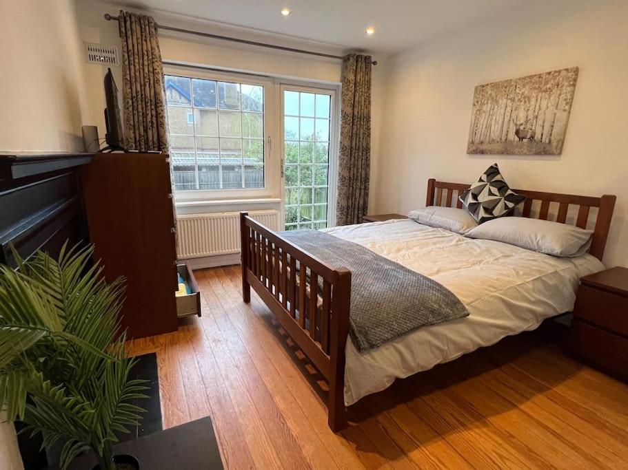 3 Bed Luxury House, 10 Min Walk To Underground Casa vacanze