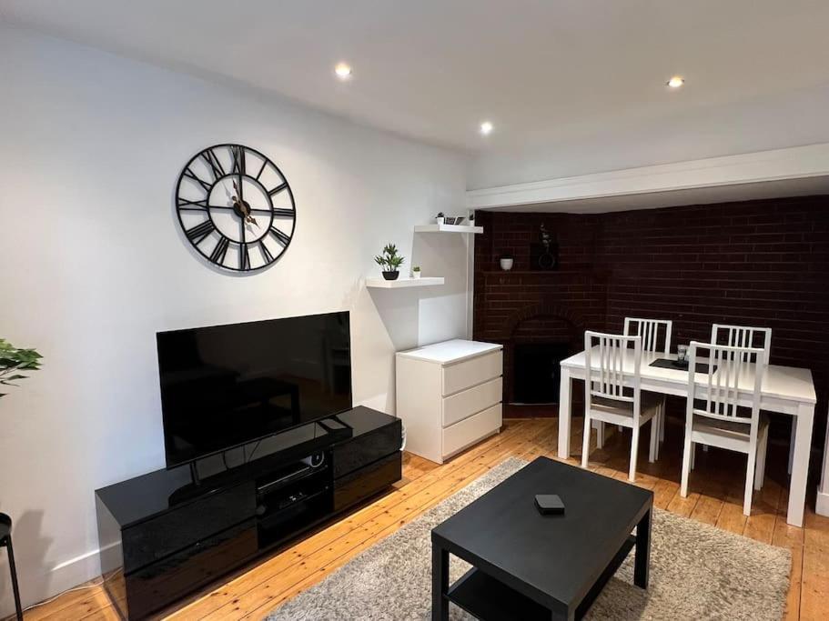 3 Bed Luxury House, 10 Min Walk To Underground Londra