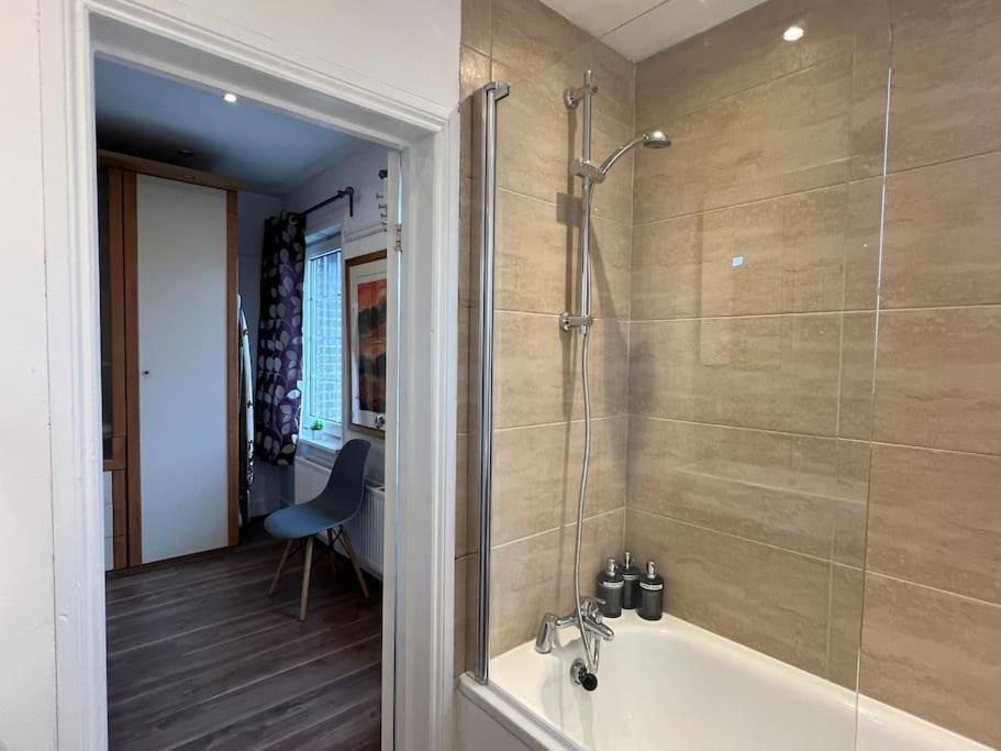 3 Bed Luxury House, 10 Min Walk To Underground Casa vacanze *