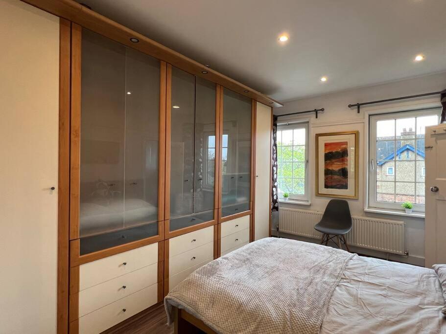 3 Bed Luxury House, 10 Min Walk To Underground Casa vacanze