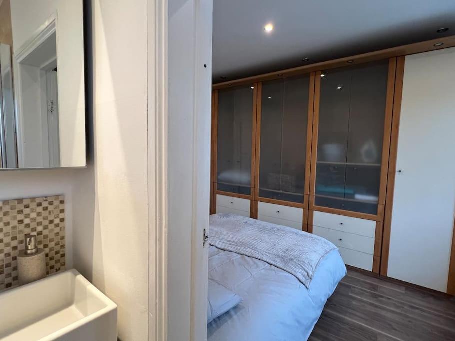 Casa vacanze 3 Bed Luxury House, 10 Min Walk To Underground *