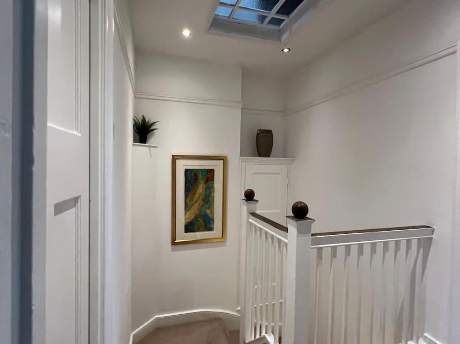 3 Bed Luxury House, 10 Min Walk To Underground Londra